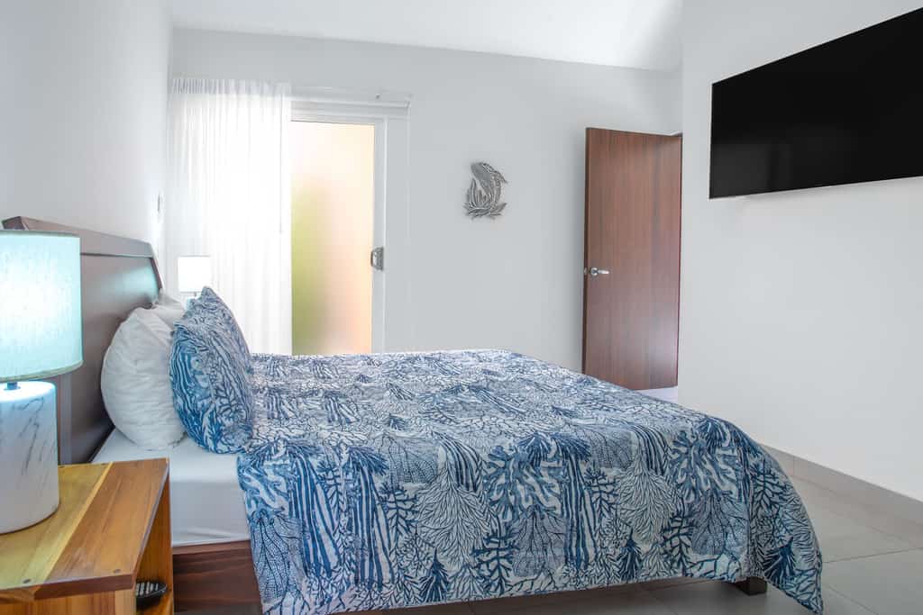 Ciudad del Mar 119 es una villa moderna en Jac&oacute;, Costa Rica, con piscina privada y dise&ntilde;o tropical elegante que transmite calma y confort. Decorada con madera natural, tonos costeros y techos altos que llenan el espacio de luz, ofrece un ambiente relajante y acogedor. Est&aacute; full equipada para estancias cortas o largas y ubicada cerca de Playa Jac&oacute;, restaurantes y aventura, combinando privacidad, estilo y excelente ubicaci&oacute;n.