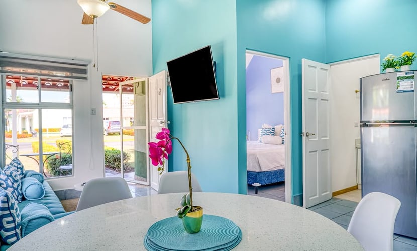 Tropical, dog-friendly getaway with beach access, outdoor pool, hot tub & AC
