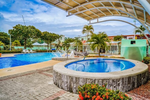 Tropical, dog-friendly getaway with beach access, outdoor pool, hot tub & AC