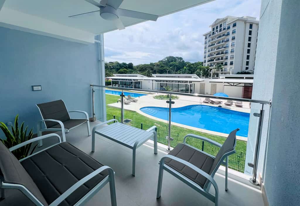 Welcome to our inviting apartment in Jacó, Costa Rica! Just 100 meters from the beach, this modern retreat offers the perfect blend of comfort and local charm. Enjoy stunning pool views from your balcony, ideal for relaxing in the sun. The apartment features a fully equipped kitchen, a cozy living area, and plush bedrooms with high-quality linens. With an unbeatable location just steps away from the beach, authentic restaurants, unique shops, and the vibrant nightlife of Jacó, you’ll immerse yourself in the local culture. Experience paradise—book your stay today for an unforgettable getaway!