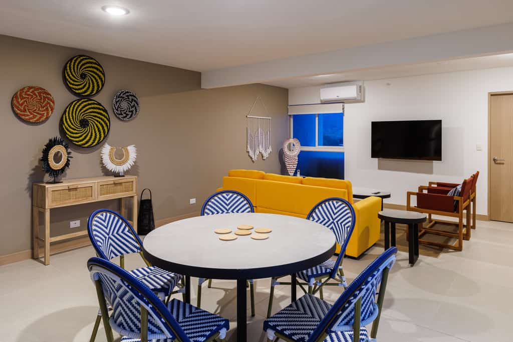 Welcome to your paradise oasis! Experience the perfect getaway in this new and stunning Jacó apartment with breathtaking ocean views. Just minutes from the vibrant heart of Jacó, this modern space is beautifully decorated with vibrant colors, creating a warm and inviting atmosphere. Located in an exclusive resort-style condominium, you’ll enjoy top-notch amenities, including a BBQ area, three refreshing pools, a fully equipped gym, and a dedicated workspace. Plus, indulge in international, Italian, and Asian cuisine, with delicious breakfast options on weekends—perfect for both relaxation and productivity.