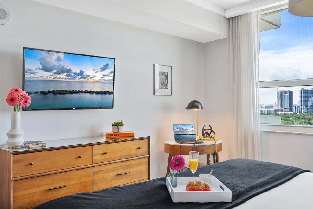 Bright & Stylish Room in Coconut Grove