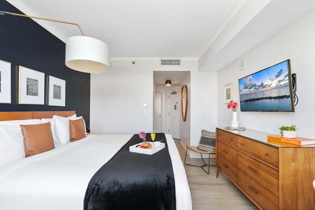 Bright & Stylish Room in Coconut Grove