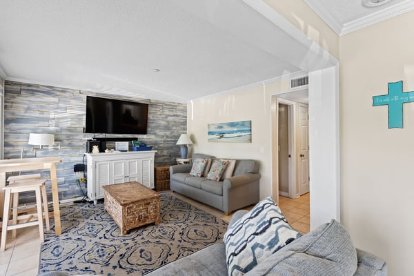 Enjoy a relaxing beach getaway at Hilton Head Beach and Tennis Resort in Admiral's Row on Hilton Head Island. This comfortable 2-bedroom, 2-bath condo features a peek of ocean view, a fully equipped kitchen, high-speed Wi-Fi, cable TV, and easy access to the beach and resort amenities. Enjoy two pools, including the resort's main beachfront pool and a private pool for Admiral's Row, plus tennis, pickleball, fitness facilities, dining, and more.