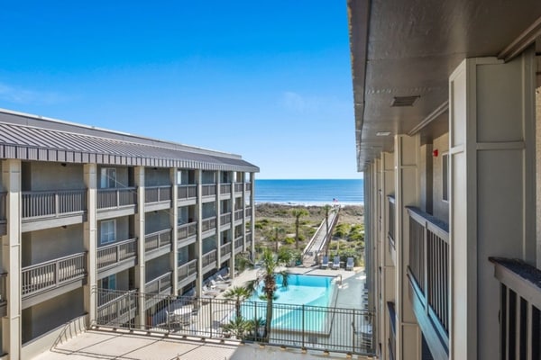 Oceanfront 2BR • Pool • Walk Beach • Sleeps 6
