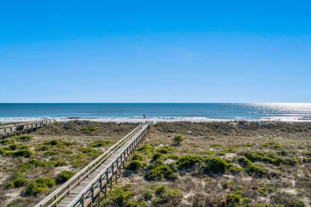 Turtle Nest · Oceanfront 2BR • Pool • Walk Beach • Sleeps 6