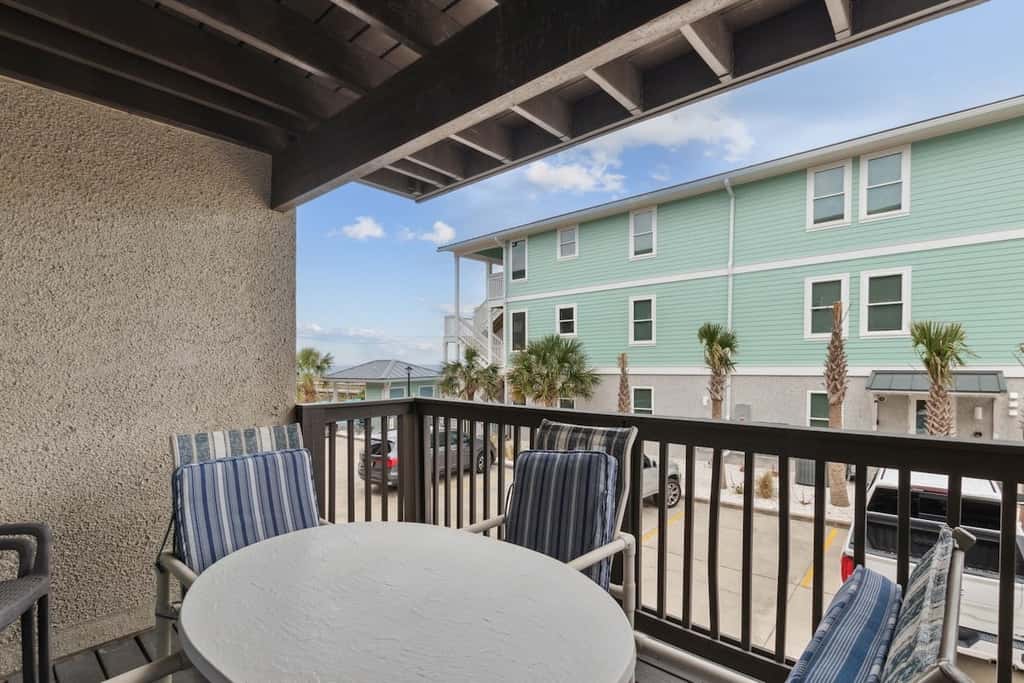 Deep Blue Sea · Beachfront Condo • Pool • Sleeps 6
