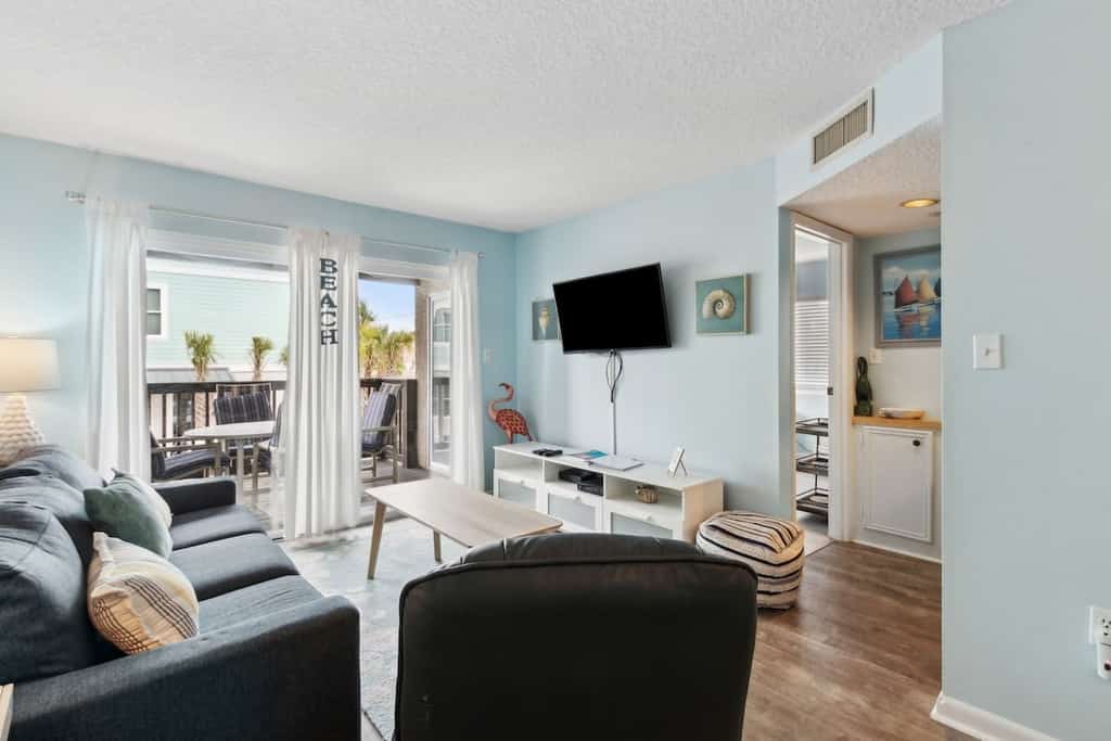 Beachfront Condo • Pool • Sleeps 6