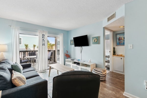 Beachfront Condo • Pool • Sleeps 6