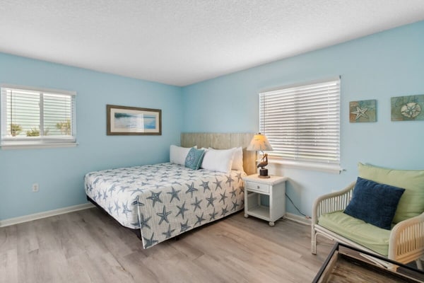 Beachfront Condo • Pool • Sleeps 6