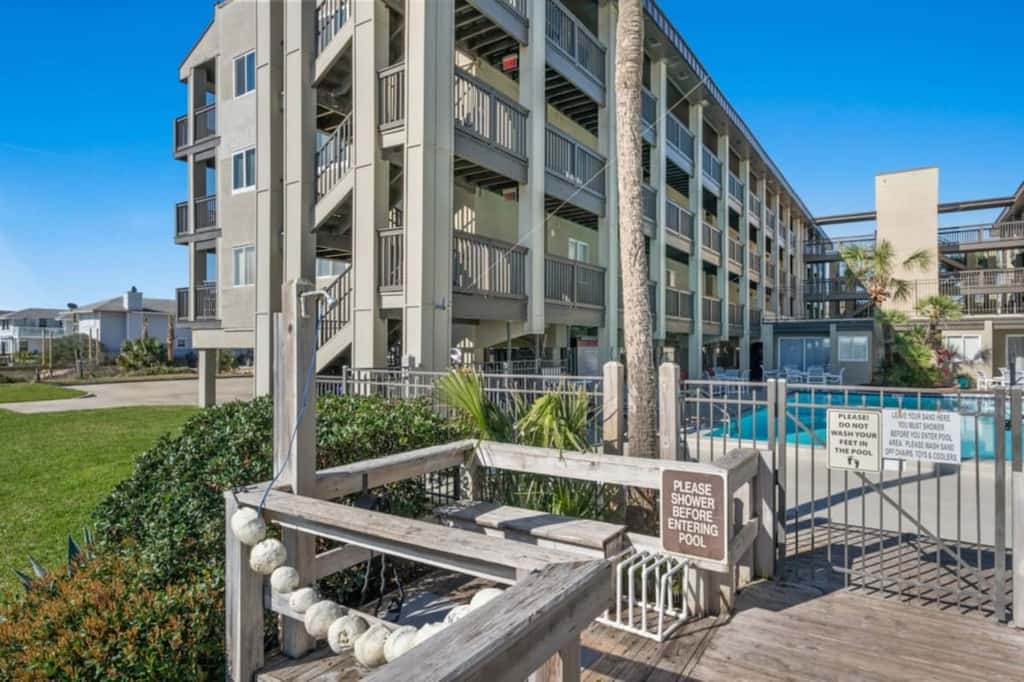 Deep Blue Sea · Beachfront Condo • Pool • Sleeps 6