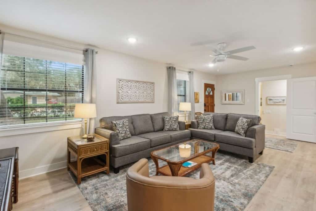 30+ Day Coastal Cottage Near Downtown