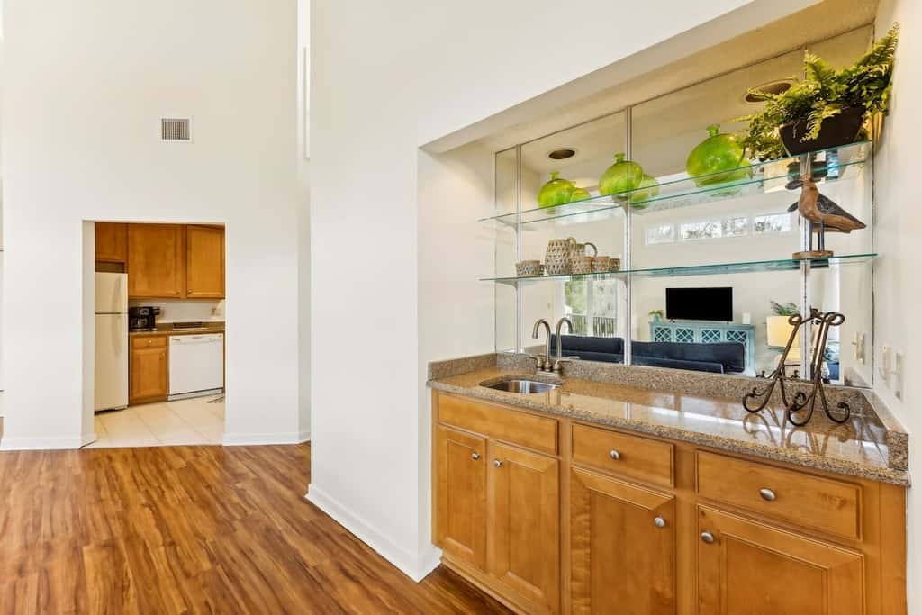 Omni Courtside Escape · Omni Condo • Pool • Walk to Beach