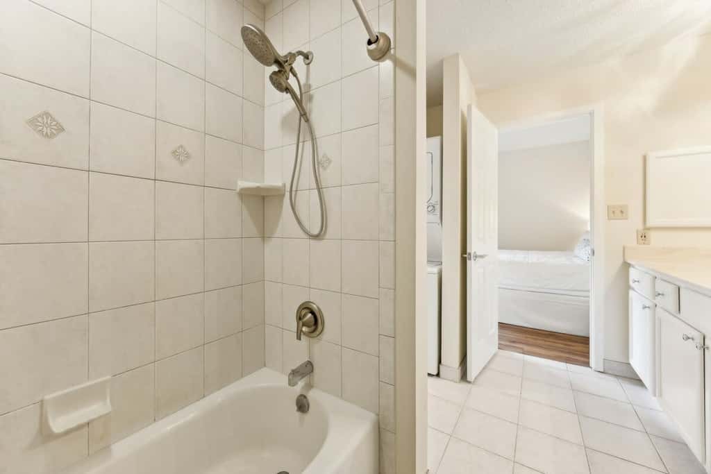Omni Courtside Escape · Omni Condo • Pool • Walk to Beach