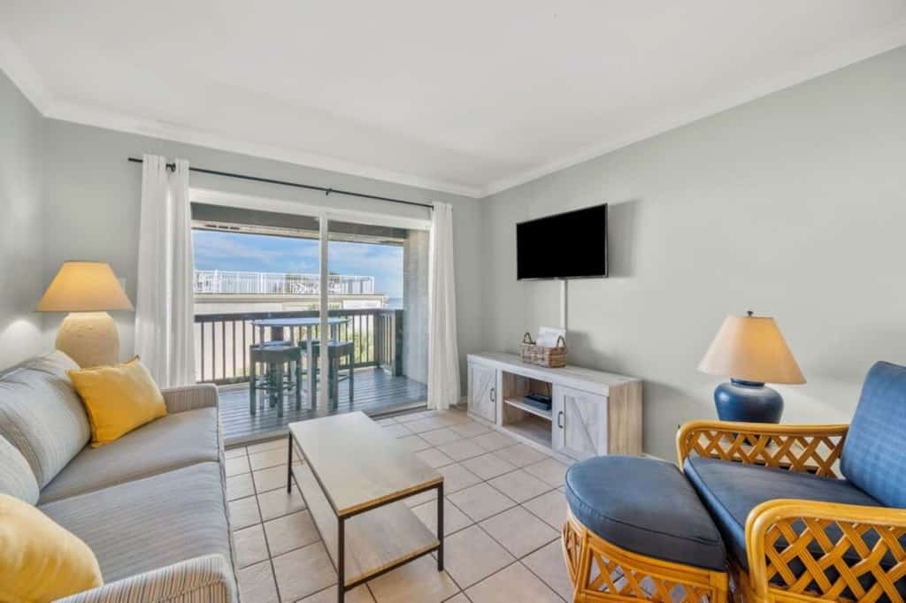 Top Floor • Beach Access • Pool • Amelia