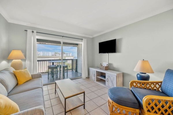 Top Floor • Beach Access • Pool • Amelia