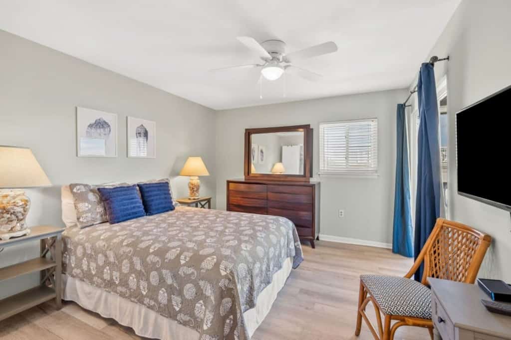 Top Floor • Beach Access • Pool • Amelia