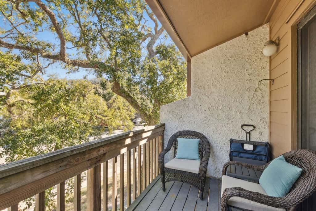 The SandPiper · Dog-Friendly 3BR • Walk to Beach • Pool