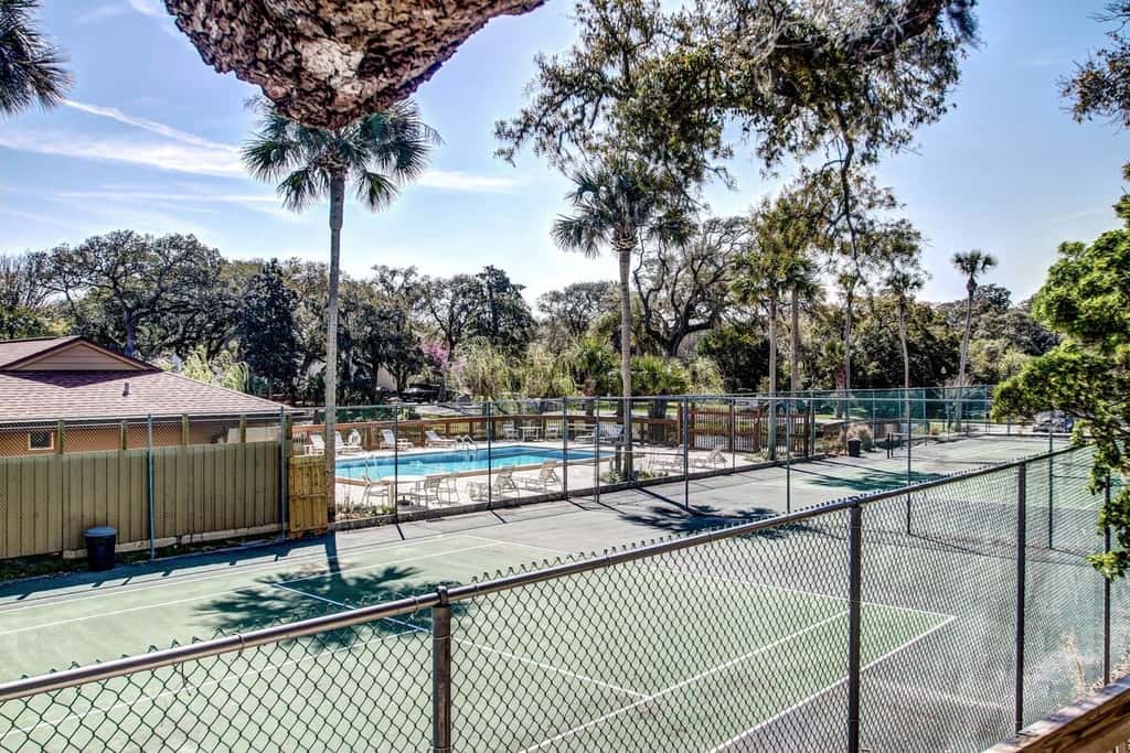 The SandPiper · Dog-Friendly 3BR • Walk to Beach • Pool