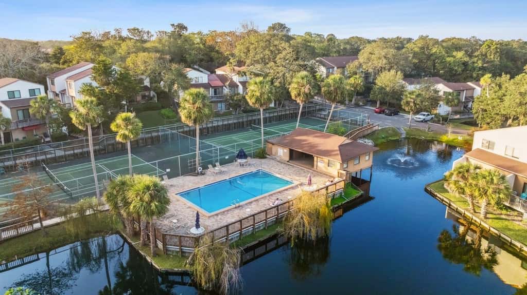 The SandPiper · Dog-Friendly 3BR • Walk to Beach • Pool