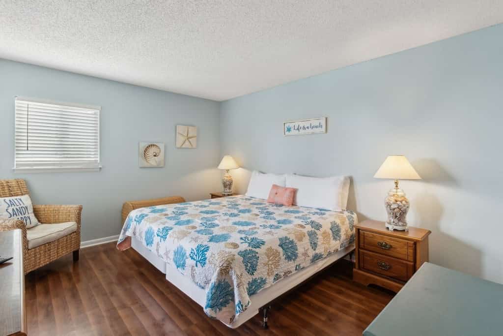 Beachfront 2BR • Pool • Direct Access