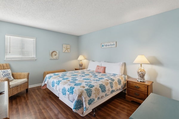 Beachfront 2BR • Pool • Direct Access