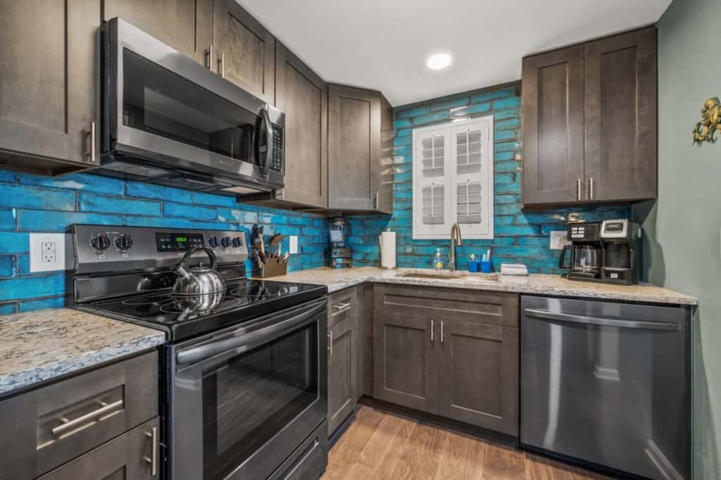 Paradise Walk · 3BR Condo • Pool • Walk to Beach • Sleeps 6