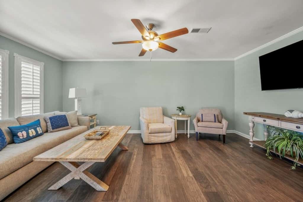 Paradise Walk · 3BR Condo • Pool • Walk to Beach • Sleeps 6