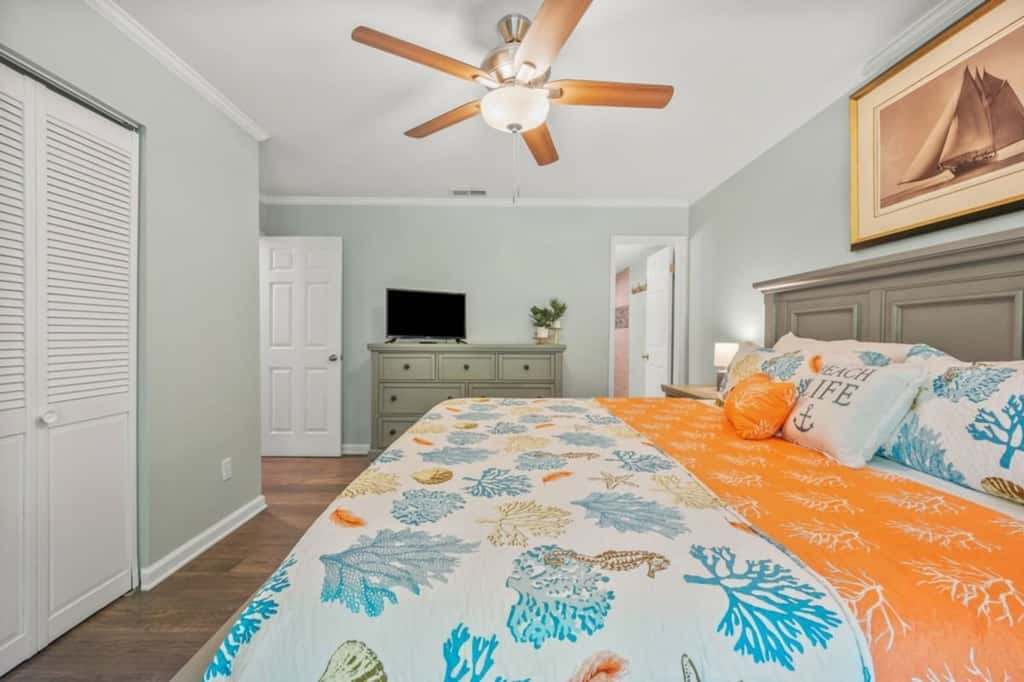 Paradise Walk · 3BR Condo • Pool • Walk to Beach • Sleeps 6