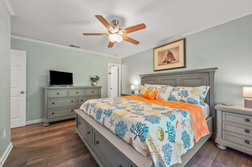 Paradise Walk · 3BR Condo • Pool • Walk to Beach • Sleeps 6