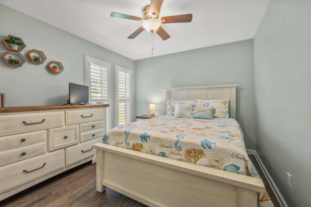Paradise Walk · 3BR Condo • Pool • Walk to Beach • Sleeps 6