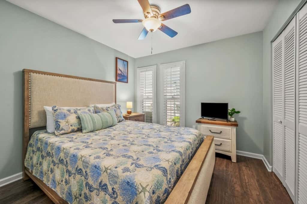 Paradise Walk · 3BR Condo • Pool • Walk to Beach • Sleeps 6