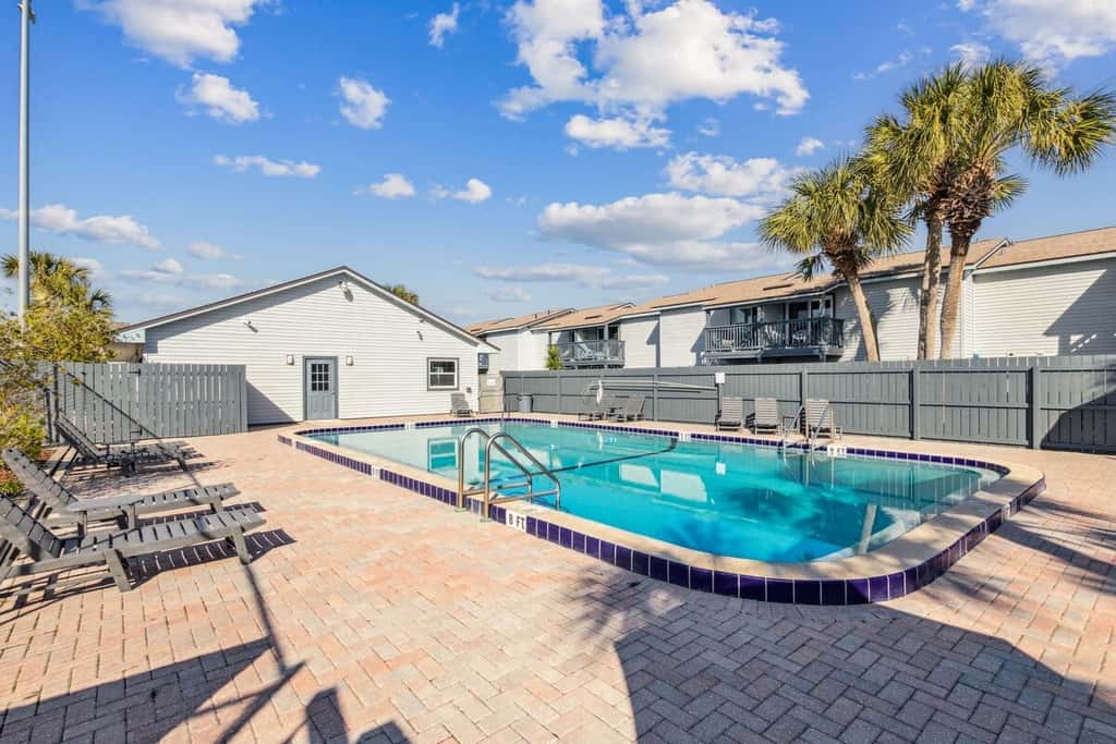 Paradise Walk · 3BR Condo • Pool • Walk to Beach • Sleeps 6