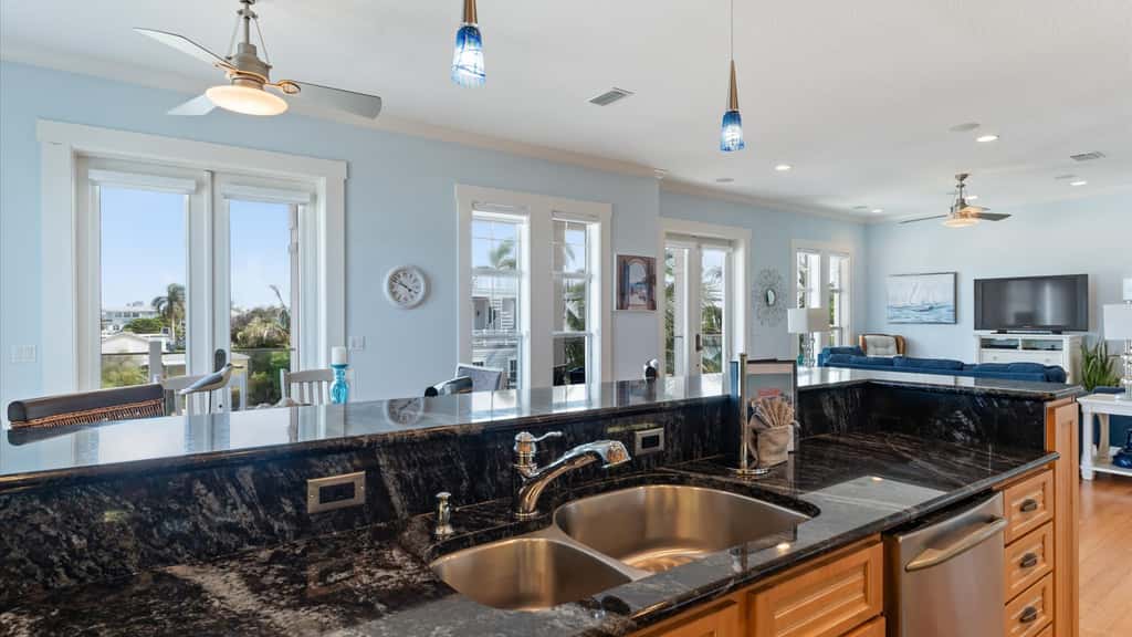 3rd Floor OceanView Condo Steps to Beach - Shared Pool & Putting Green - On-Site Parking
