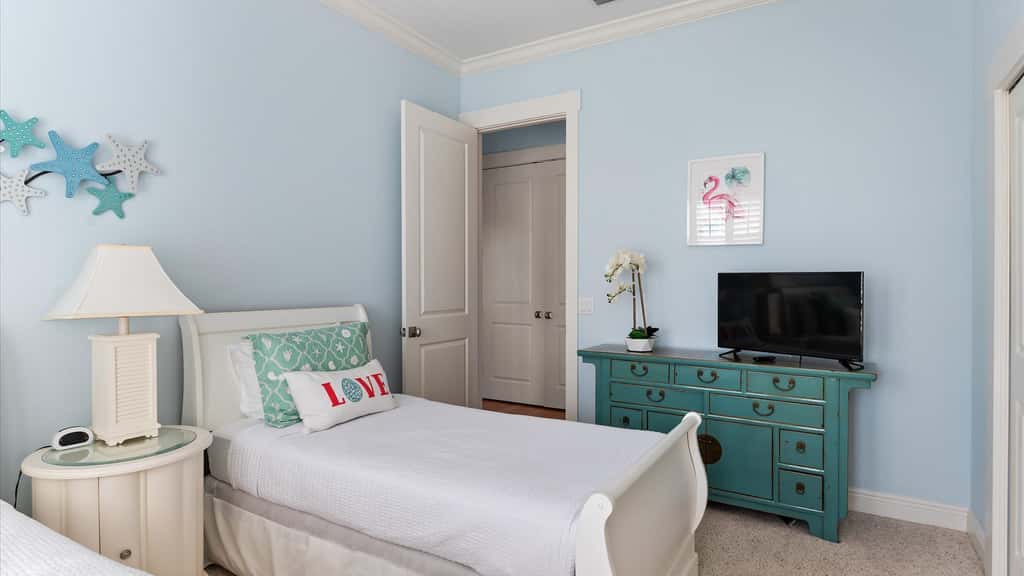 3rd Floor OceanView Condo Steps to Beach - Shared Pool & Putting Green - On-Site Parking