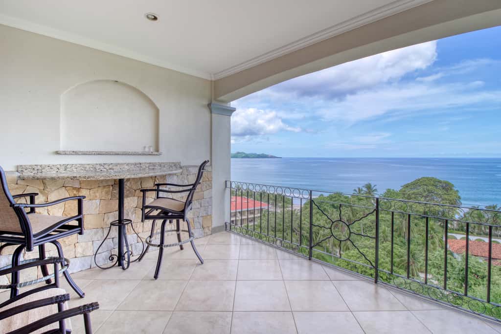 Stunning 2BR Oceanview 4th-Floor | Balcony