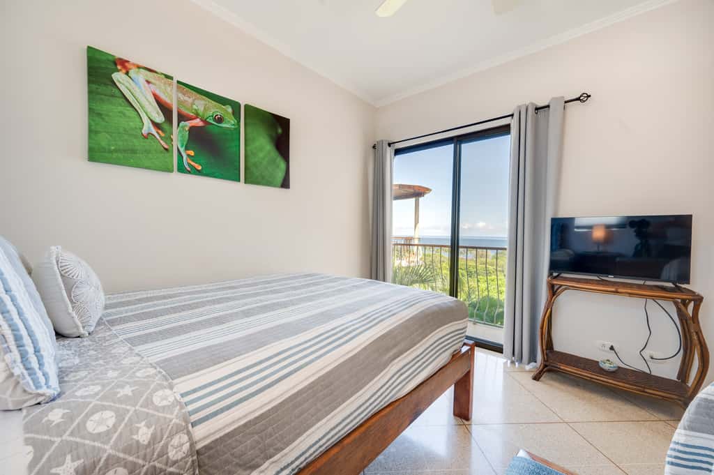 Walk to the Beach & Town! Tamarindo Condo