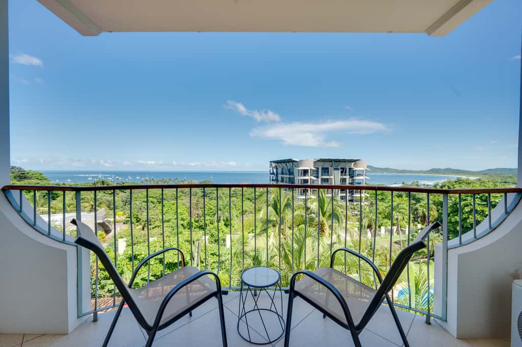 Walk to the Beach & Town! Tamarindo Condo