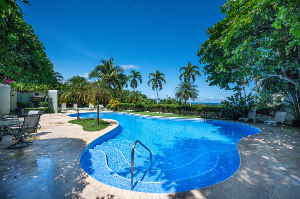 Walk to the Beach & Town! Tamarindo Condo