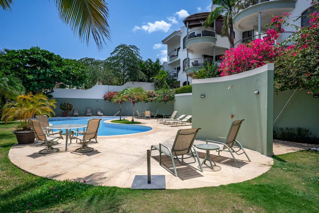 Walk to the Beach & Town! Tamarindo Condo