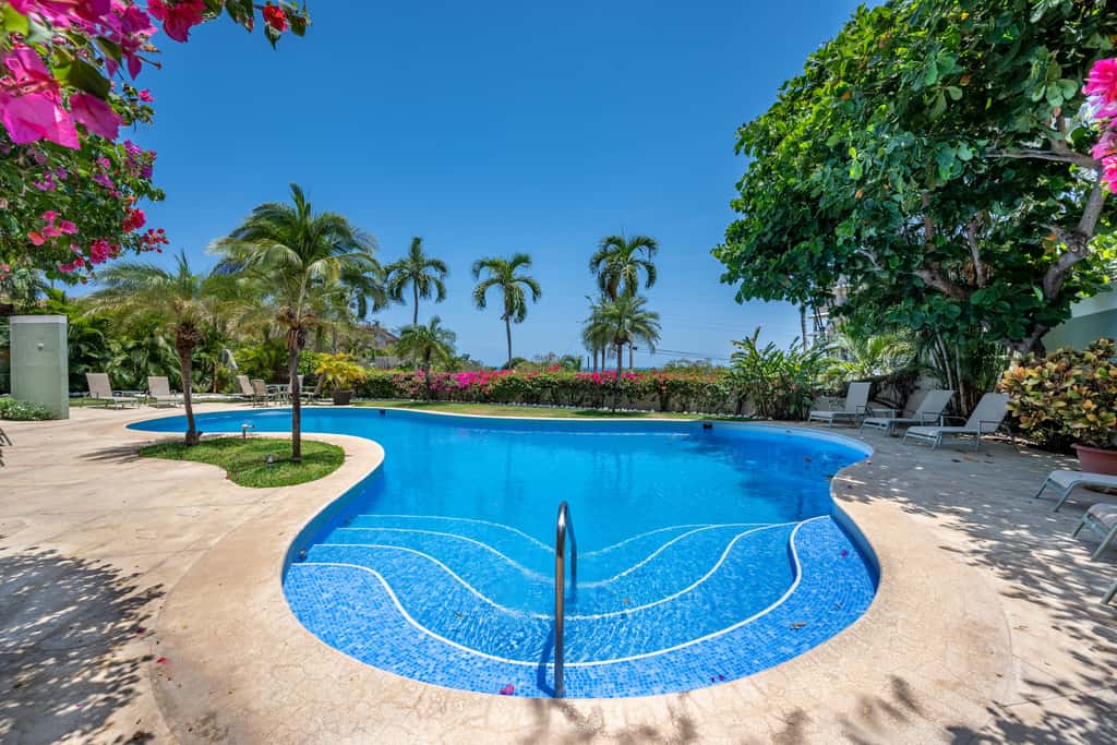Walk to the Beach & Town! Tamarindo Condo