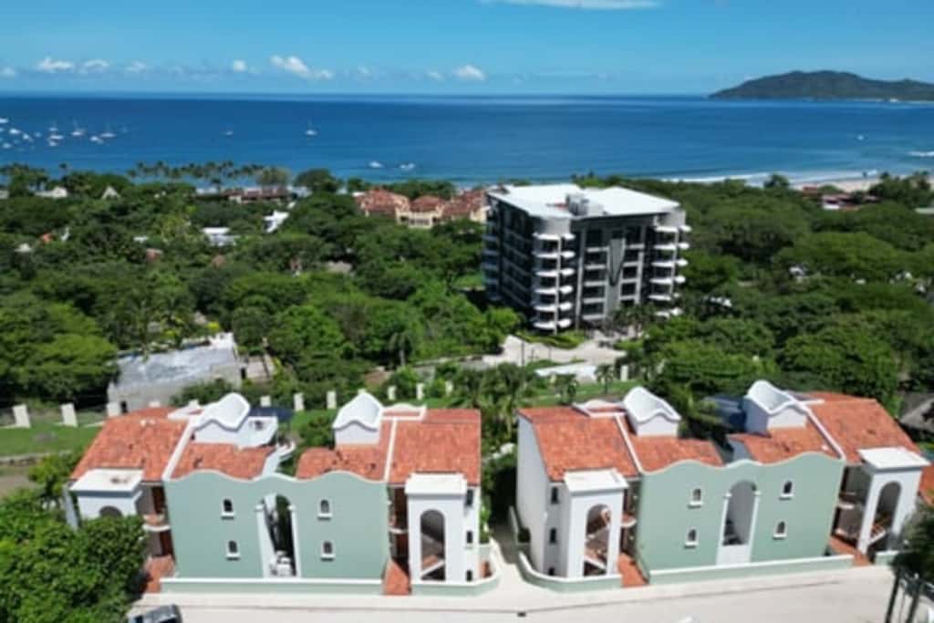 Walk to the Beach & Town! Tamarindo Condo