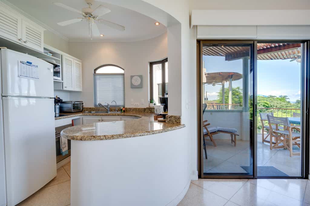 Walk to the Beach & Town! Tamarindo Condo