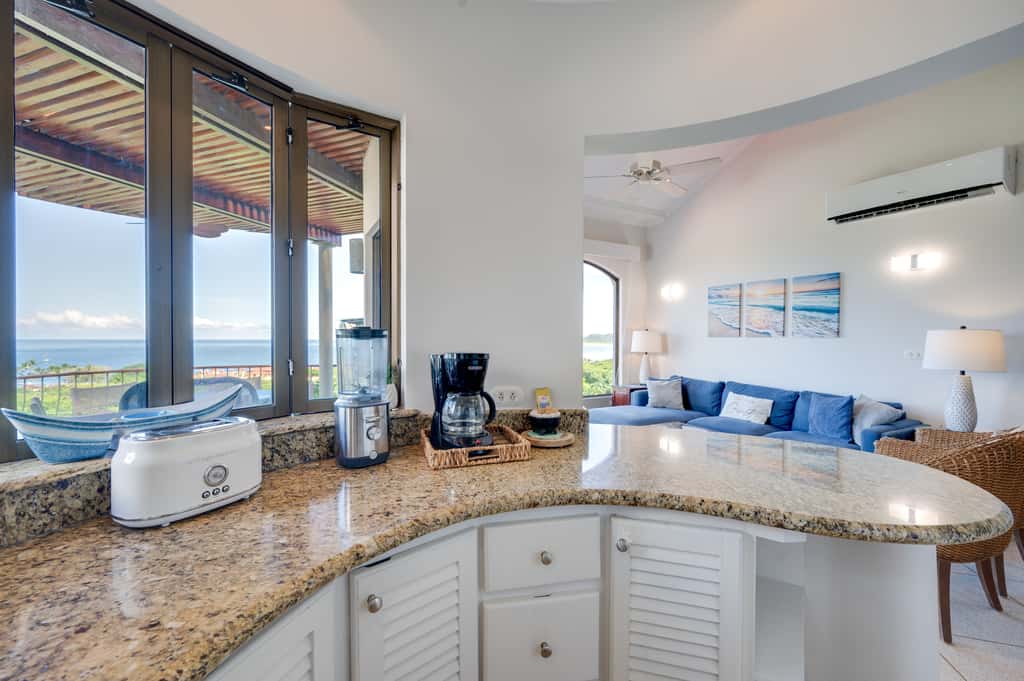 Walk to the Beach & Town! Tamarindo Condo