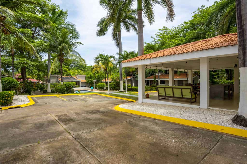 Ground-Floor Studio w/ Pool Access, Walk to Beach!