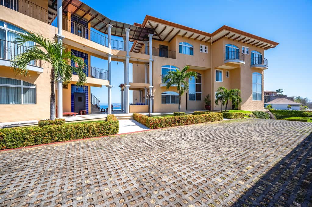 Relaxing 3BR Ocean-View Condo | 2 Balconies