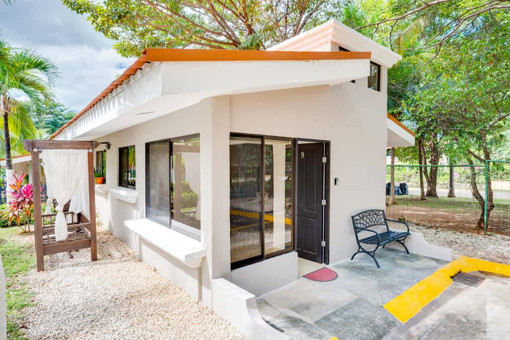 Step-Free Studio w/ Pool Access, Walk to Beach!