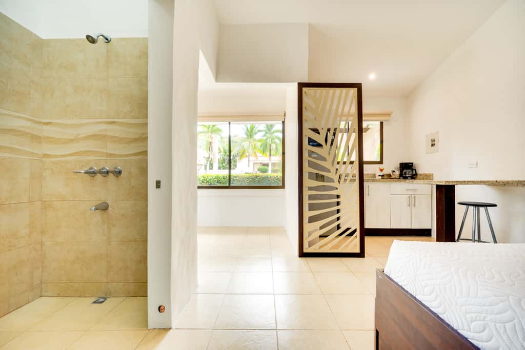 Step-Free Studio w/ Pool Access, Walk to Beach!