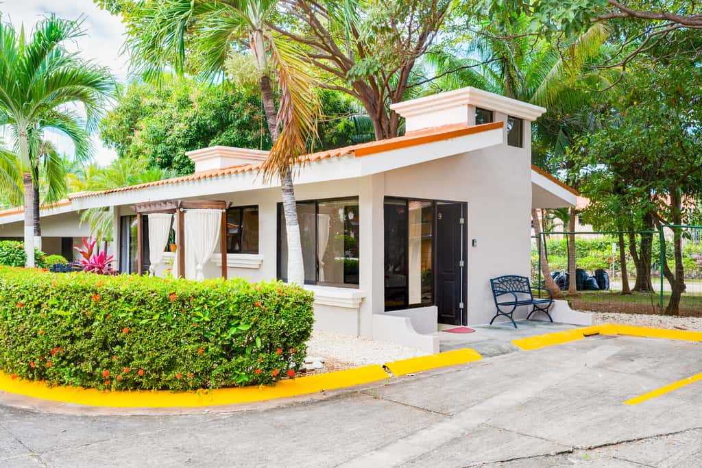 Step-Free Studio w/ Pool Access, Walk to Beach!