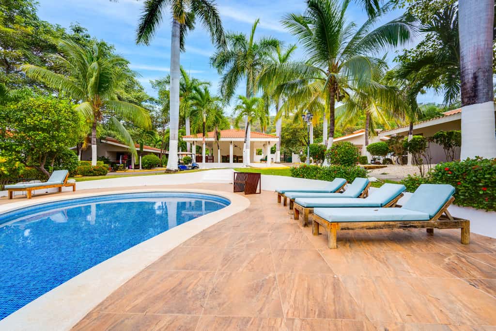 Step-Free Studio w/ Pool Access, Walk to Beach!
